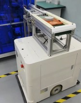 二维码导航方式AGV与自动化流水线合作